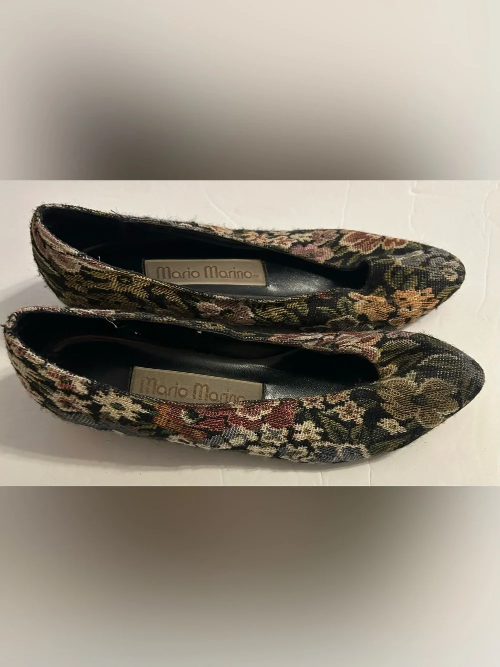 Vintage Floral Pointed-Toe Flats in Multi-Color size 8